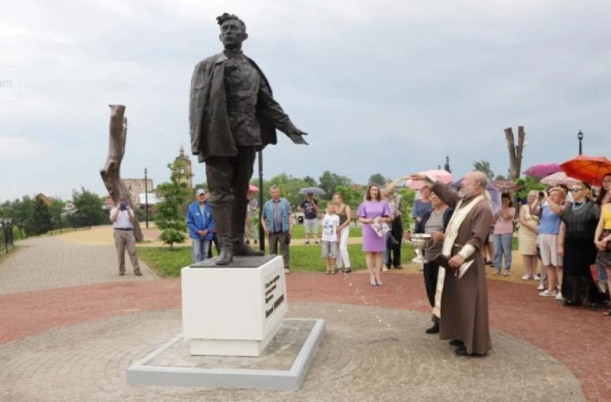 20 ноября родился переводчик Николай Любимов