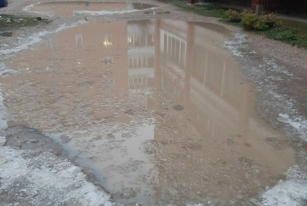 Жительница посёлка Товарково Калужской области рассказала о разбитых тротуарах