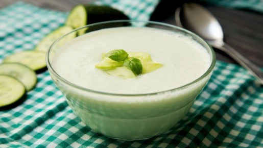 Изумительный огуречный суп отлично охладит жарким днем: готовится за считаные минуты