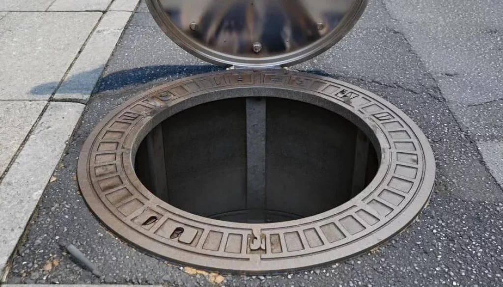 В Калуге вдоль стены кладбища просели люки