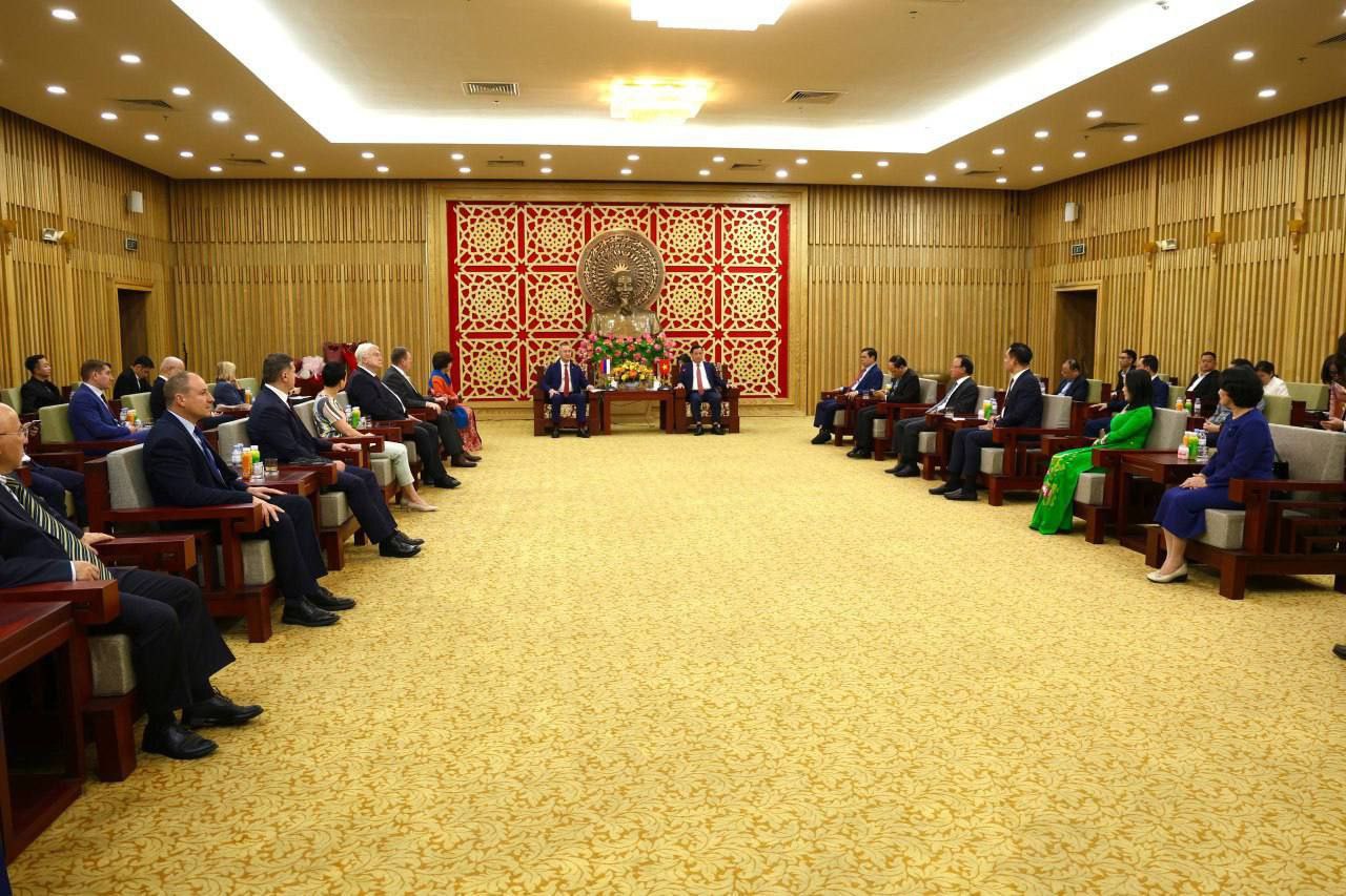 Очень продуктивно прошла встреча с руководством провинции Нгеан Очень продуктивно прошла встреча с руководством провинции Нгеан