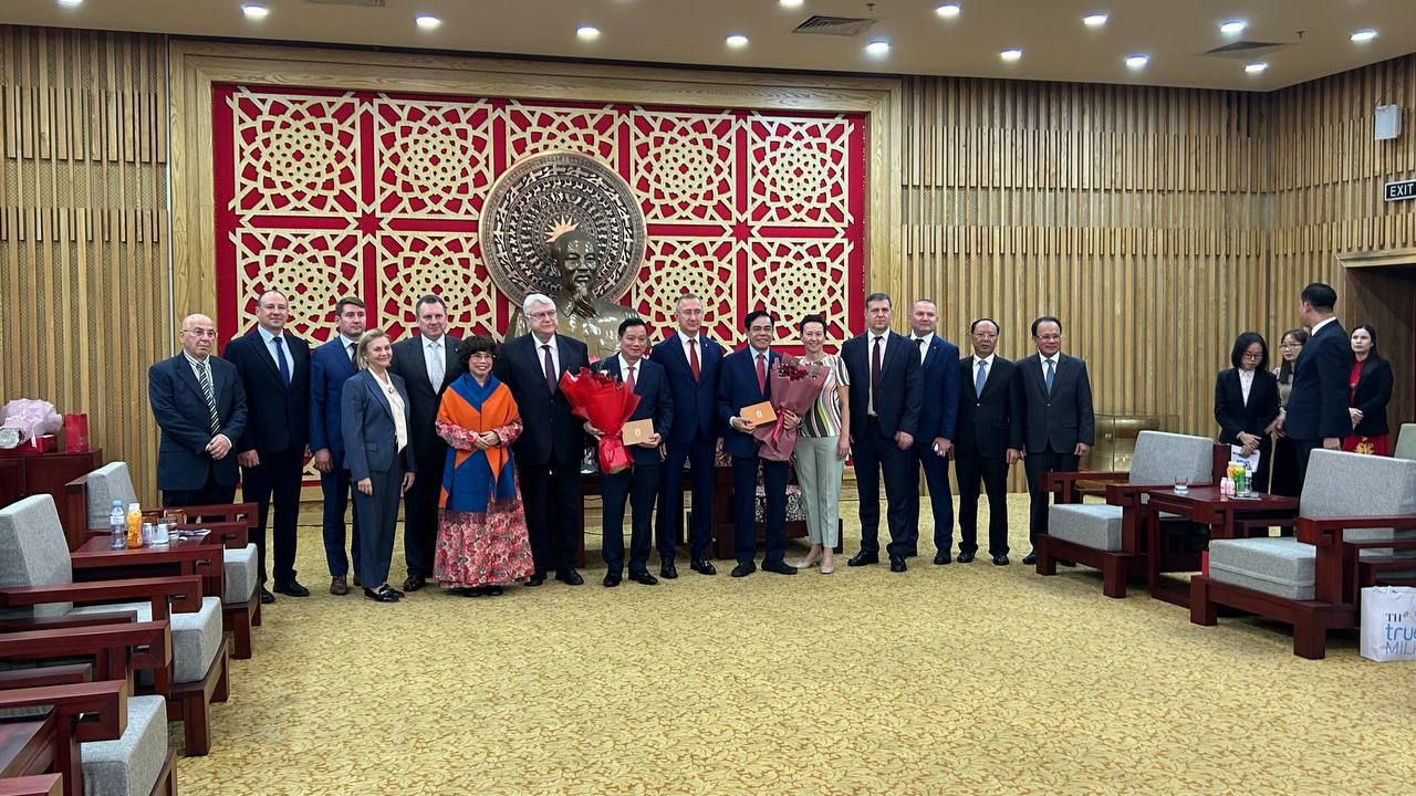 Очень продуктивно прошла встреча с руководством провинции Нгеан Очень продуктивно прошла встреча с руководством провинции Нгеан