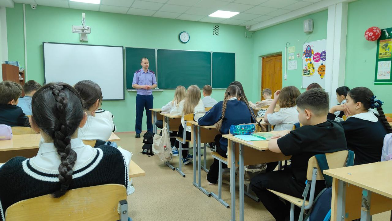 Сотрудник следственного управления провел урок в подшефной школе Сотрудник следственного управления провел урок в подшефной школе