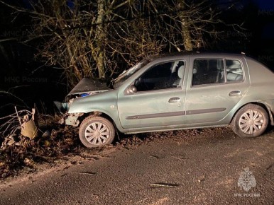 Девушки на иномарке врезались в столб