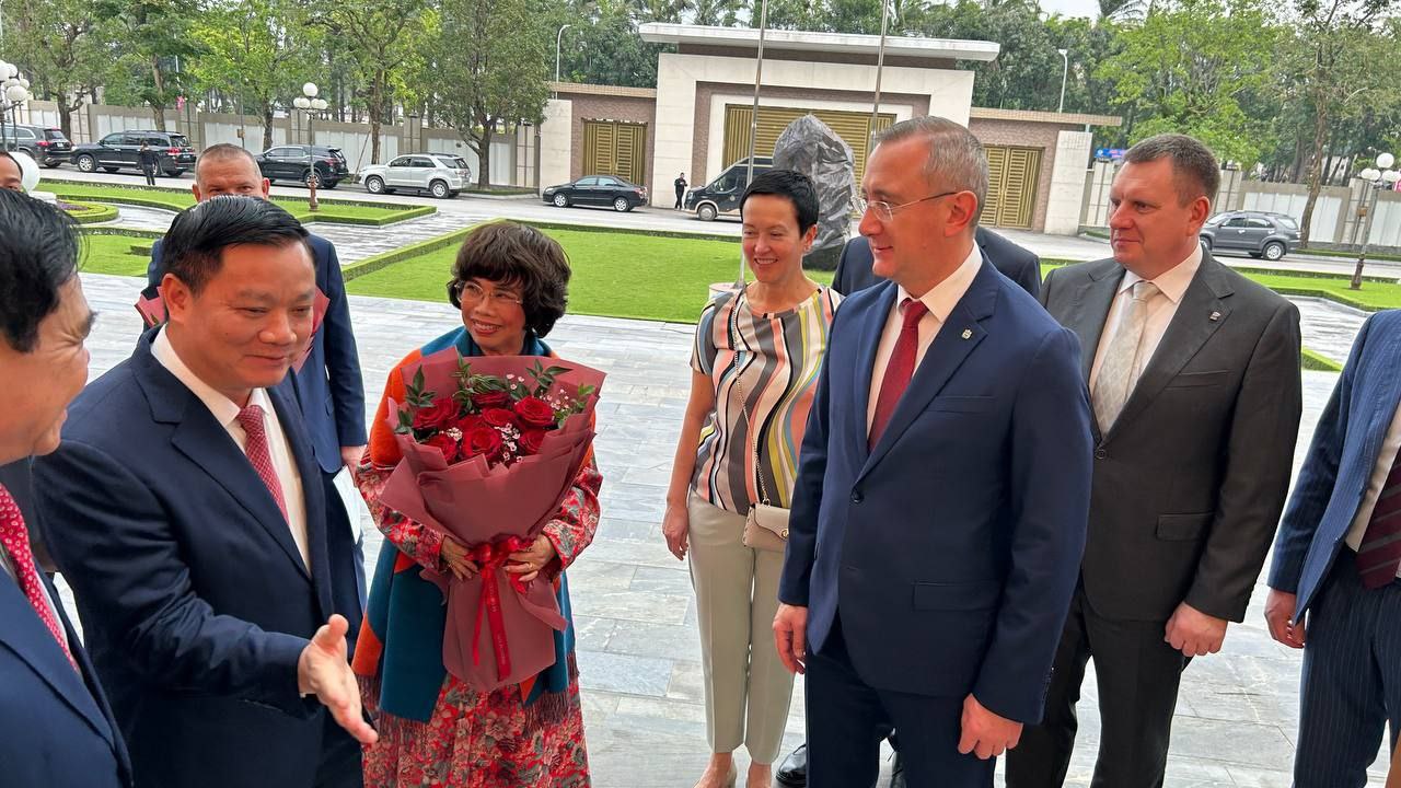 Очень продуктивно прошла встреча с руководством провинции Нгеан Очень продуктивно прошла встреча с руководством провинции Нгеан