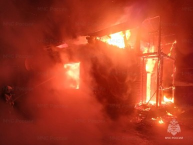 Две человека получили ожоги во время ночного пожара