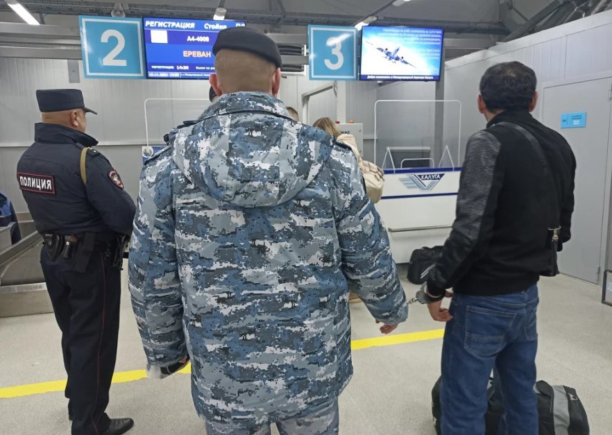 Судебные приставы выслали из Калужской области 62 мигранта