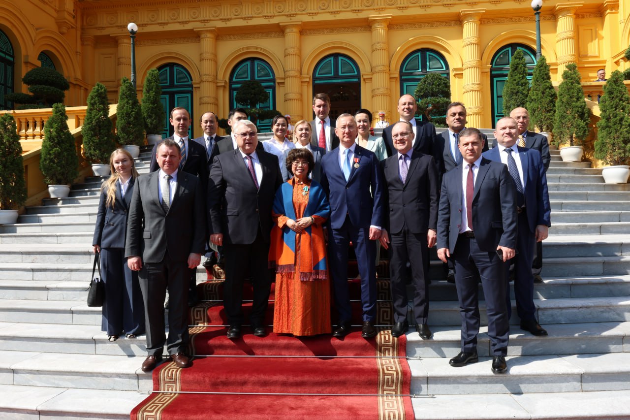 Геннадий Новосельцев поздравил губернатора области Владислава Шапшу с государственной наградой Вьетнама