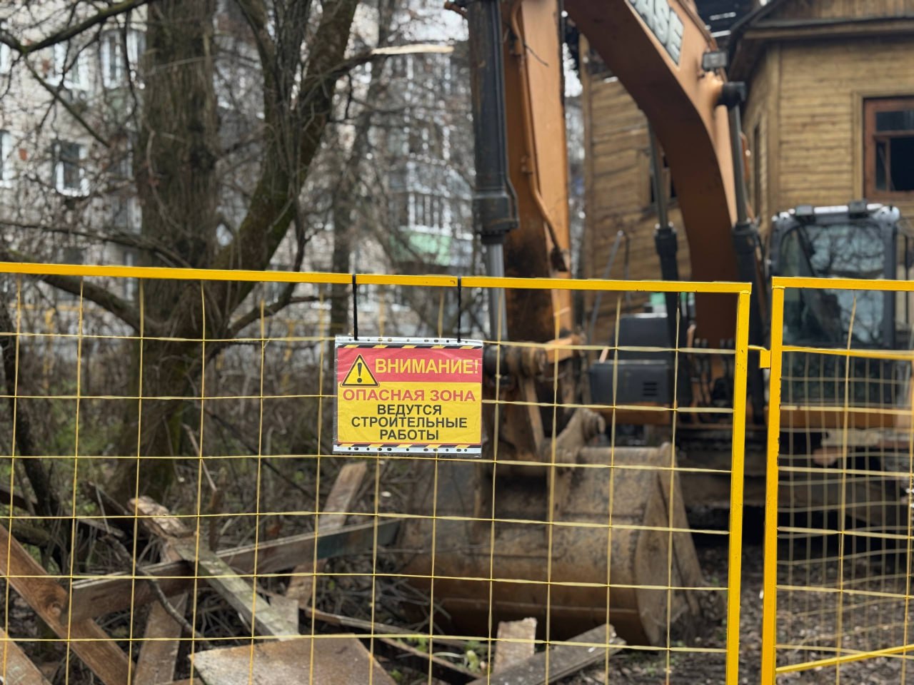 Дмитрий Денисов: Зашёл проверить ход демонтажа аварийного здания на улице Дарвина, 16. Работы ведёт местный подрядчик, ранее он успешно завершил снос старых домов на Тульской, 8б и 8в Дмитрий Денисов: Зашёл проверить ход демонтажа аварийного здания на улице Дарвина, 16. Работы ведёт местный подрядчик, ранее он успешно завершил снос старых домов на Тульской, 8б и 8в