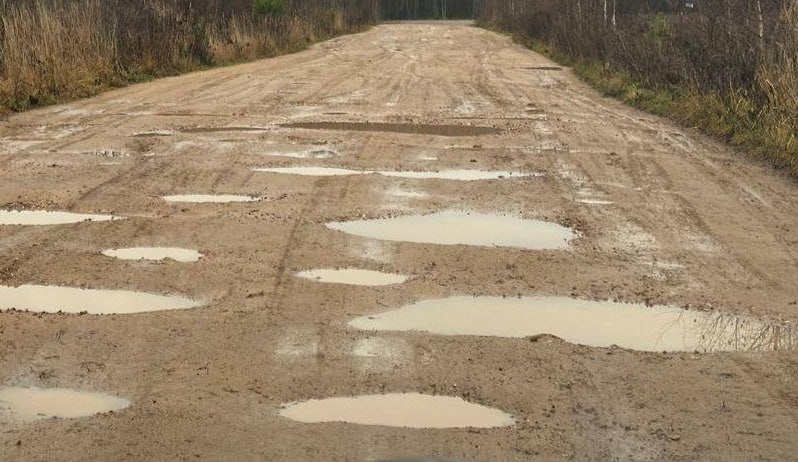 Жительница Калужской области пожаловалась на разбитую дорогу