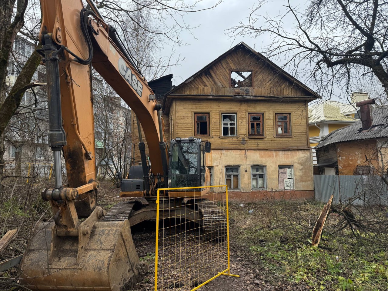 Дмитрий Денисов: Зашёл проверить ход демонтажа аварийного здания на улице Дарвина, 16. Работы ведёт местный подрядчик, ранее он успешно завершил снос старых домов на Тульской, 8б и 8в Дмитрий Денисов: Зашёл проверить ход демонтажа аварийного здания на улице Дарвина, 16. Работы ведёт местный подрядчик, ранее он успешно завершил снос старых домов на Тульской, 8б и 8в