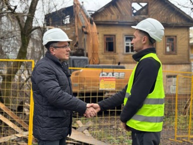 Дмитрий Денисов: Зашёл проверить ход демонтажа аварийного здания на улице Дарвина, 16. Работы ведёт местный подрядчик, ранее он успешно завершил снос старых домов на Тульской, 8б и 8в