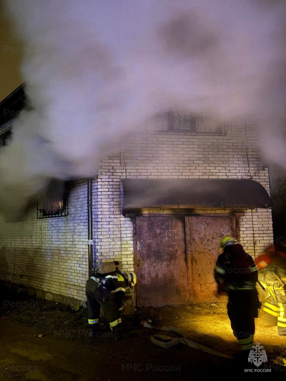 В Калуге 16 пожарных тушили автомобиль в гараже