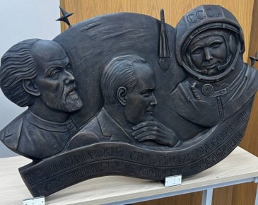 Вьетнам получил от Калужской области панно с изображением Циолковского, Королева и Гагарина