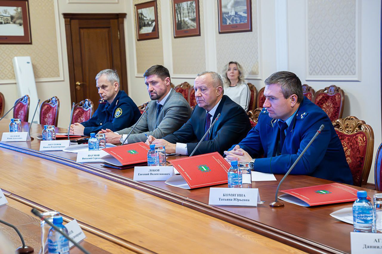 Сотрудник регионального СК принял участие в заседании комиссии по противодействию коррупции