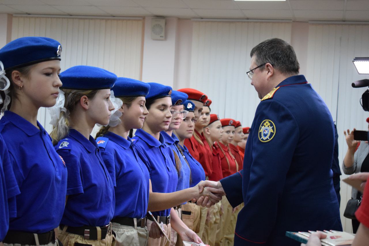 В следственном управлении Следственного комитета Российской Федерации по Калужской области состоялась церемония приведения юнармейцев к торжественной клятве и подписание соглашения о сотрудничестве