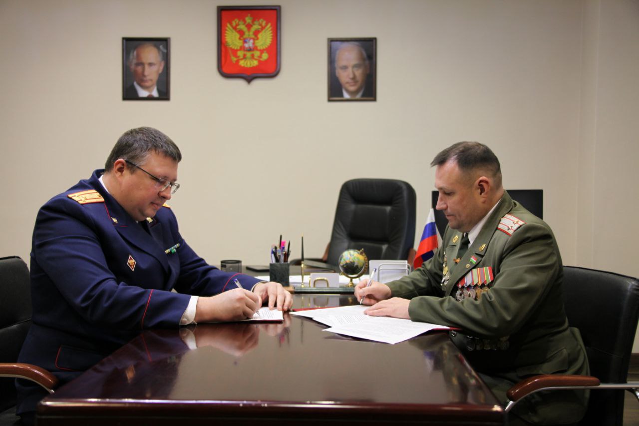 В следственном управлении Следственного комитета Российской Федерации по Калужской области состоялась церемония приведения юнармейцев к торжественной клятве и подписание соглашения о сотрудничестве В следственном управлении Следственного комитета Российской Федерации по Калужской области состоялась церемония приведения юнармейцев к торжественной клятве и подписание соглашения о сотрудничестве