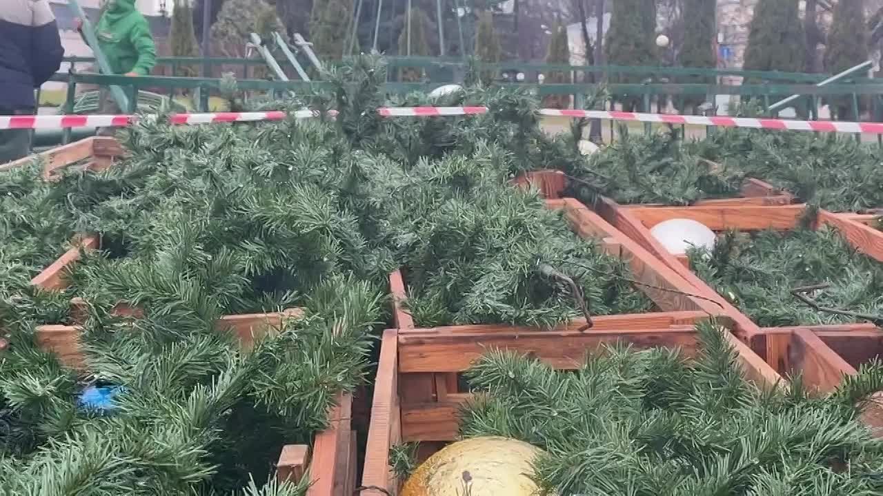 На Старом Торге в Калуге монтируют праздничную елку