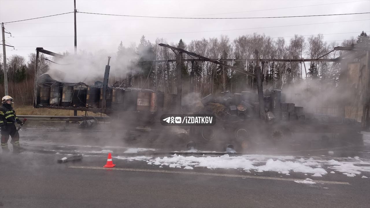 Фура сгорела на трассе под Калугой