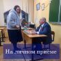 К Андрею Иванову обратились жители дома №11 по улице Чехова по вопросам установки приборов учёта тепловой энергии, благоустройства и освещения двора