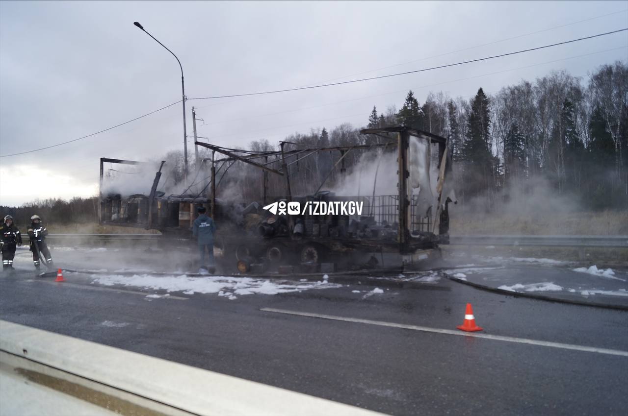 Фура сгорела на трассе под Калугой Фура сгорела на трассе под Калугой