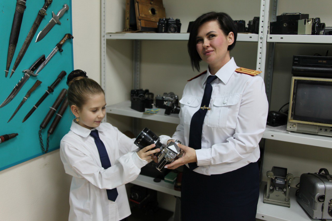 Старший специалист отдела криминалистики следственного управления Екатерина Кравченко поздравляет матерей с праздником