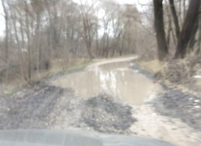 В Калужской области жителей двух деревень разделяет затопленная дорога