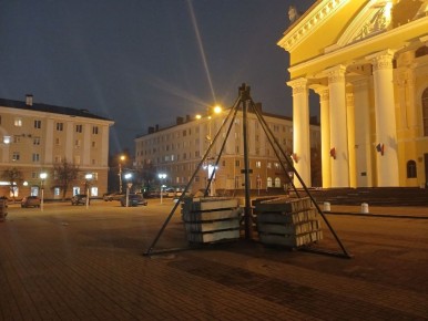 В центре Калуги начали собирать главную новогоднюю ель