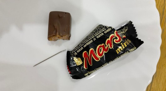 «Кто-то подсовывает иголки в конфеты»: мама прокомментировала тревожную находку в батончике