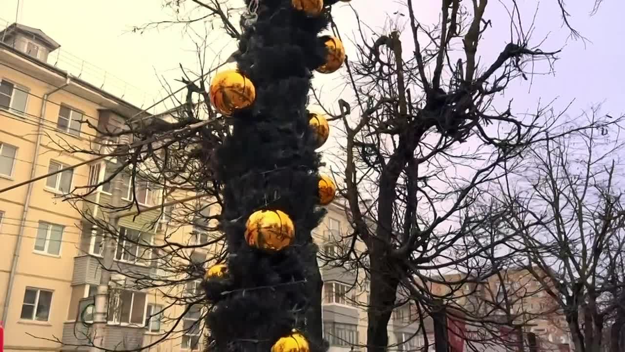 В Калуге идёт активная работа по новогоднему оформлению