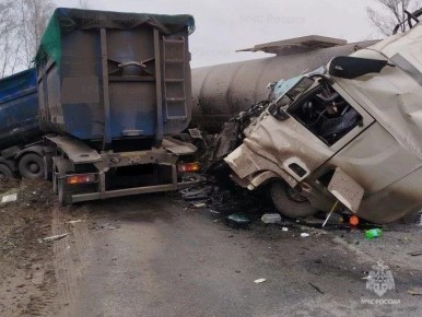 В Калужской области при столкновении двух грузовиков пострадал водитель