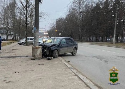Renault врезался в фонарный столб и загорелся