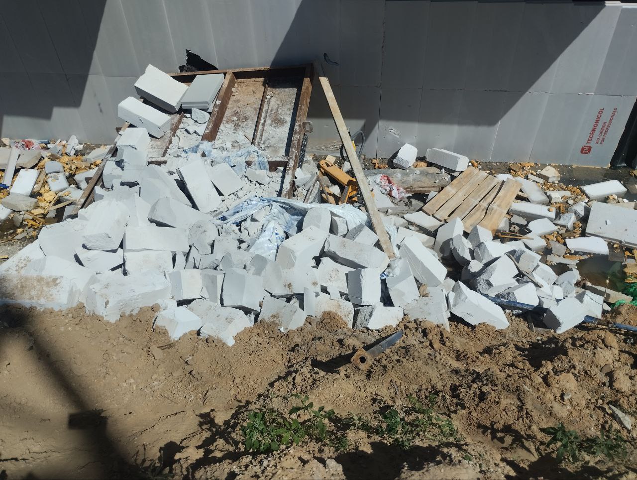 Два каменщика пострадали при обрушении площадки на стройке в Калуге