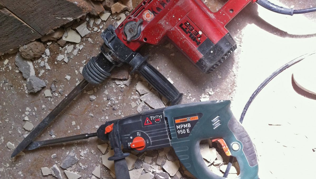 В Калуге рабочий получил удар током и упал с высоты четырёх метров