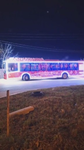 Праздничный грузовик «Кока-Колы» автобус курсирует по Калуге