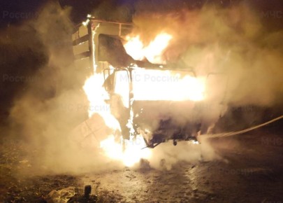 Грузовик полностью сгорел в гаражном кооперативе Обнинска