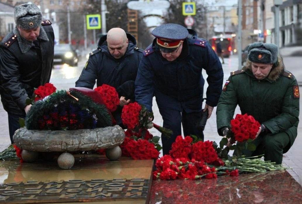 В Калуге состоялась торжественная церемония возложения цветов к Вечному огню