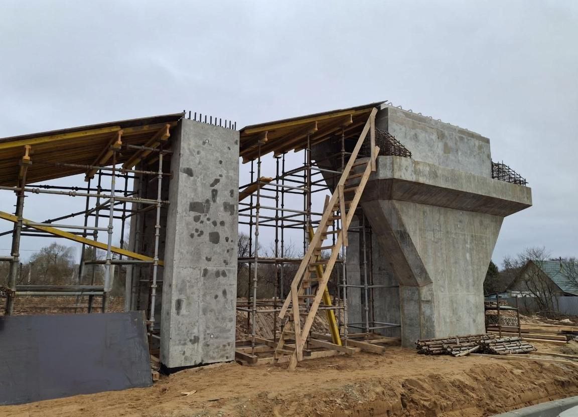 Сварщик получил тяжёлые травмы при падении на стройке трассы М3 в Калужской области