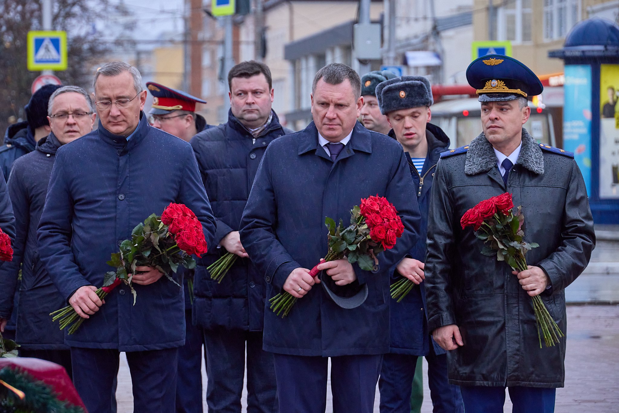 Губернатор Владислав Шапша и председатель Законодательного Собрания Геннадий Новосельцев возложили цветы к Вечному огню на Могиле Неизвестного Солдата на площади Победы Калуги Губернатор Владислав Шапша и председатель Законодательного Собрания Геннадий Новосельцев возложили цветы к Вечному огню на Могиле Неизвестного Солдата на площади Победы Калуги