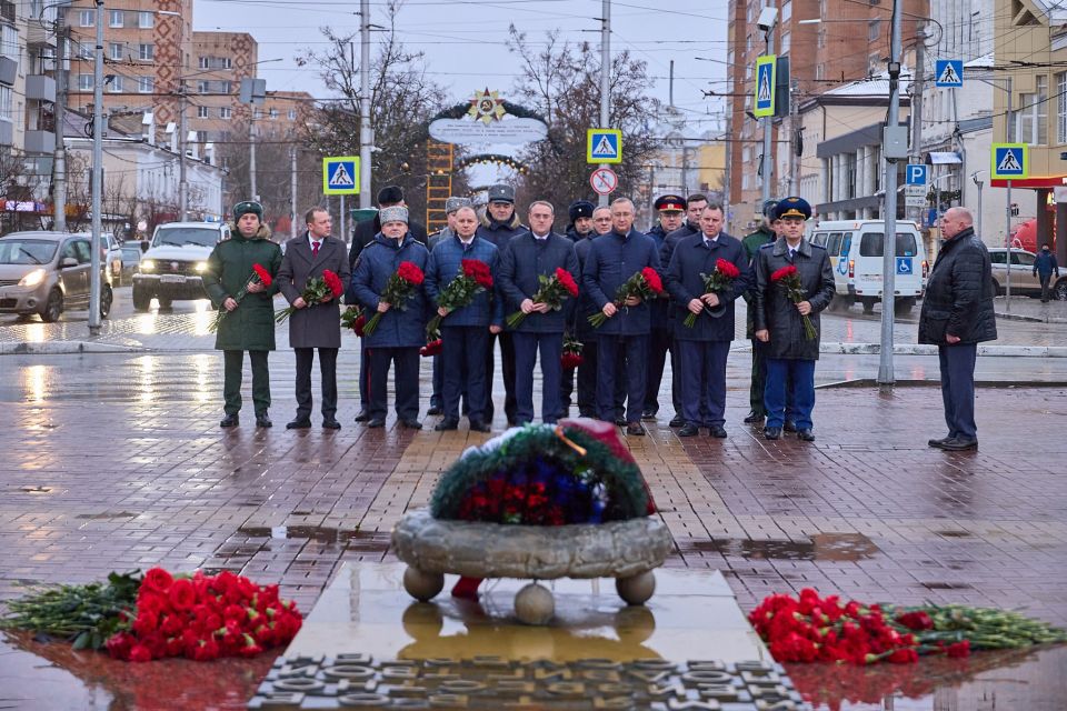 Губернатор Владислав Шапша и председатель Законодательного Собрания Геннадий Новосельцев возложили цветы к Вечному огню на Могиле Неизвестного Солдата на площади Победы Калуги