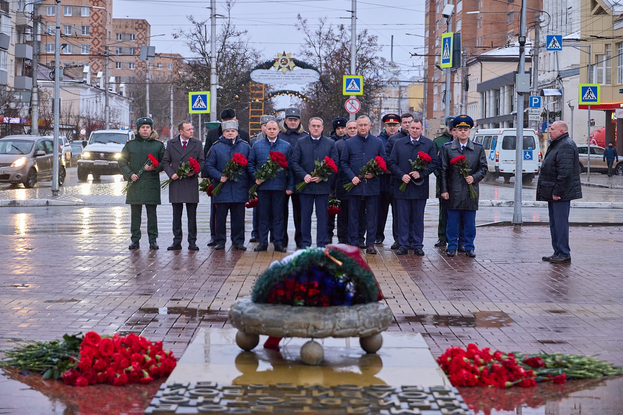 Губернатор Владислав Шапша и председатель Законодательного Собрания Геннадий Новосельцев возложили цветы к Вечному огню на Могиле Неизвестного Солдата на площади Победы Калуги