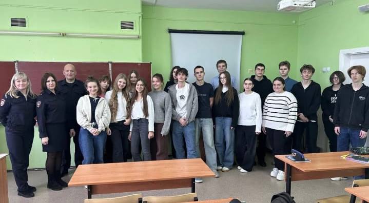 Старшеклассникам из Ферзиковского и Тарусского районов рассказали о работе в полиции Старшеклассникам из Ферзиковского и Тарусского районов рассказали о работе в полиции