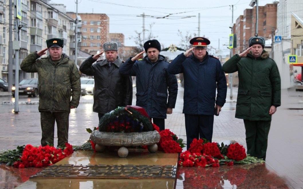 В Калуге состоялась торжественная церемония возложения цветов к Вечному огню В Калуге состоялась торжественная церемония возложения цветов к Вечному огню