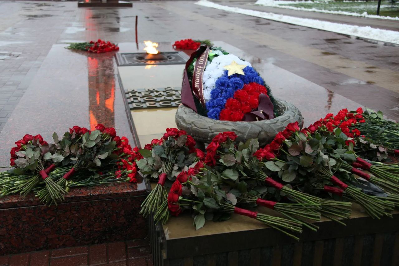 В Калуге состоялась торжественная церемония возложения цветов к Вечному огню В Калуге состоялась торжественная церемония возложения цветов к Вечному огню