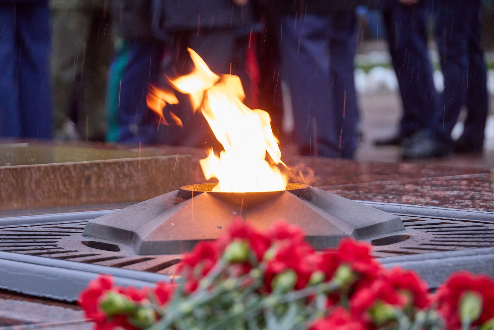 Губернатор Владислав Шапша и председатель Законодательного Собрания Геннадий Новосельцев возложили цветы к Вечному огню на Могиле Неизвестного Солдата на площади Победы Калуги Губернатор Владислав Шапша и председатель Законодательного Собрания Геннадий Новосельцев возложили цветы к Вечному огню на Могиле Неизвестного Солдата на площади Победы Калуги