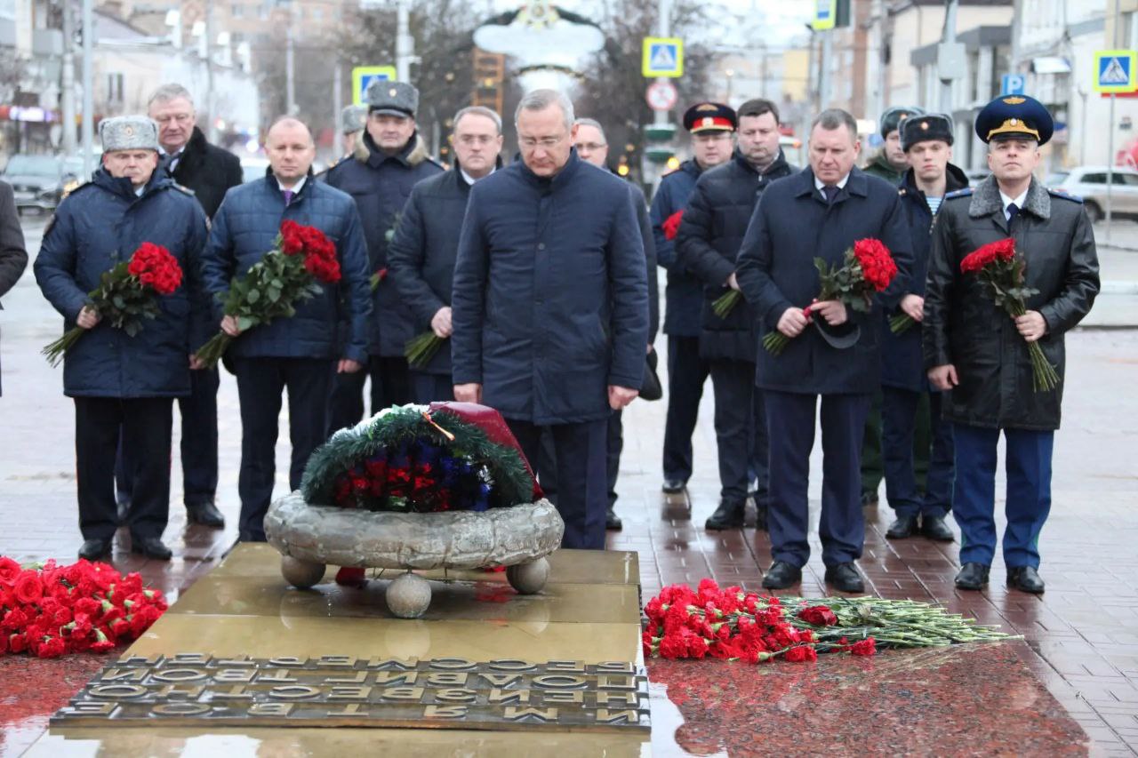 В Калуге состоялась торжественная церемония возложения цветов к Вечному огню В Калуге состоялась торжественная церемония возложения цветов к Вечному огню