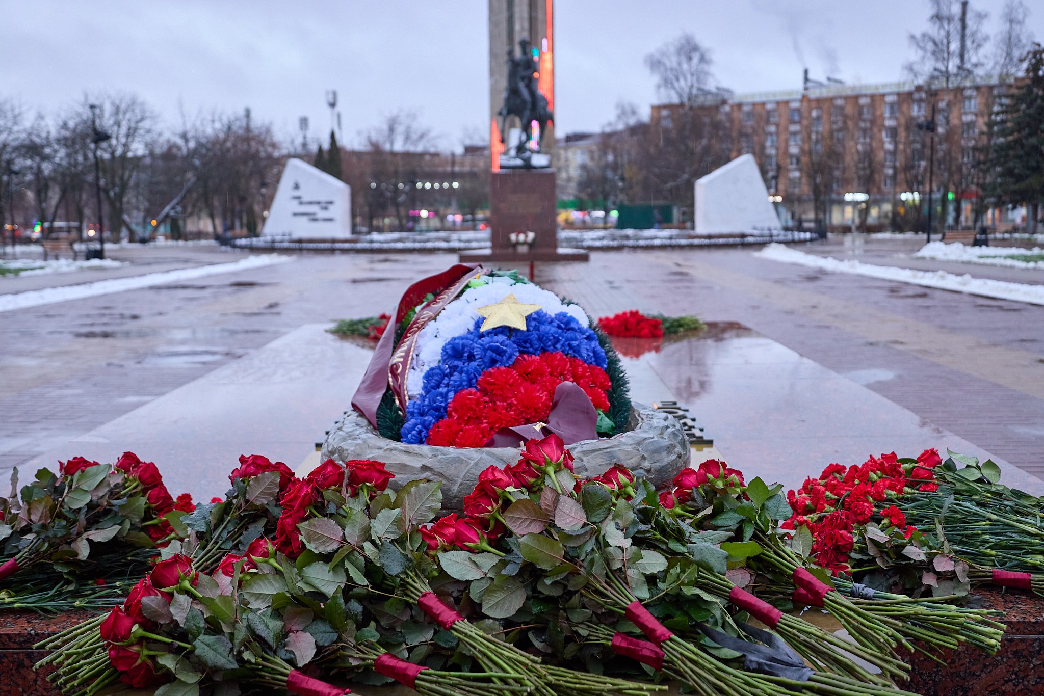 Губернатор Владислав Шапша и председатель Законодательного Собрания Геннадий Новосельцев возложили цветы к Вечному огню на Могиле Неизвестного Солдата на площади Победы Калуги Губернатор Владислав Шапша и председатель Законодательного Собрания Геннадий Новосельцев возложили цветы к Вечному огню на Могиле Неизвестного Солдата на площади Победы Калуги
