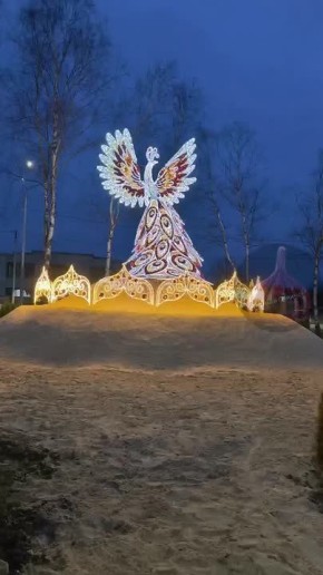 Такая чудесная Жар-птица установлена этой зимой в Балабанове