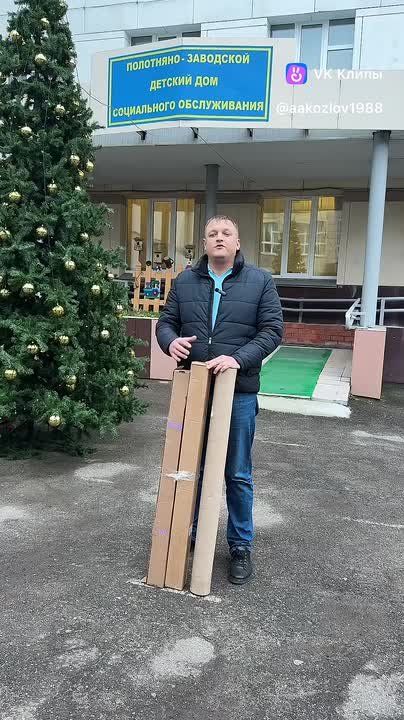 Антон Козлов передал фотообои для Полотняно-Заводского детского дома