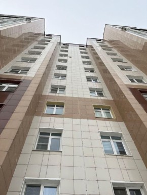 В Калуге с 13 этажа выпал мужчина